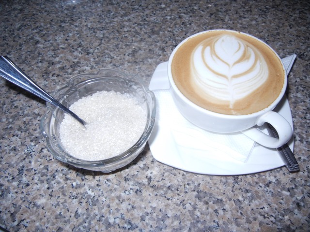 Cappuccino yarangije gukorwa, ku batamenyereye kunywa ikawa bashobora kuvangamo n’agasukari